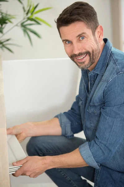 Man Tidying Washing Kitchen — Stock Photo, Image