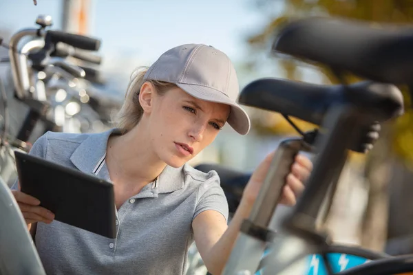 Frau Fixiert Teile Fahrradladen — Stockfoto