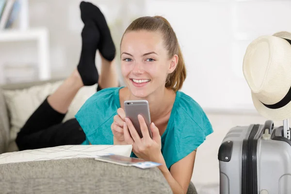 Bela Jovem Mulher Usando Telefone Celular Sofá — Fotografia de Stock