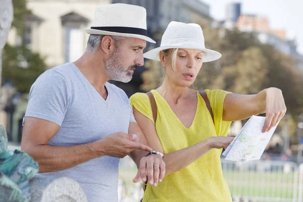 Τόνισε Ηλικιωμένο Ζευγάρι Κοιτάζοντας Χάρτη Ενώ Στις Διακοπές — Φωτογραφία Αρχείου