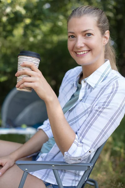 Mujer Vacaciones Camping Está Disfrutando Una Taza Café — Foto de Stock