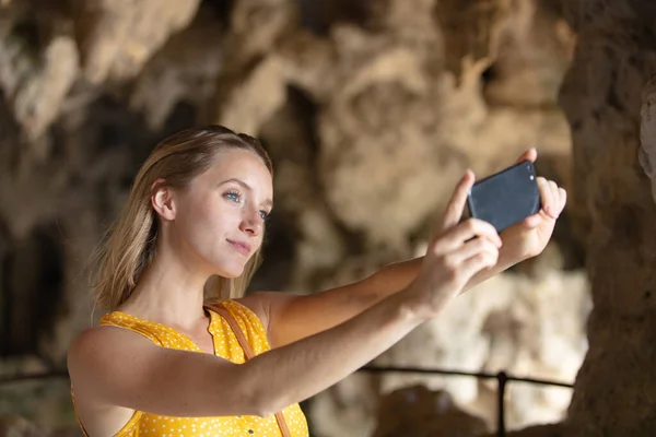 Vacker Flicka Tar Selfie Telefon — Stockfoto