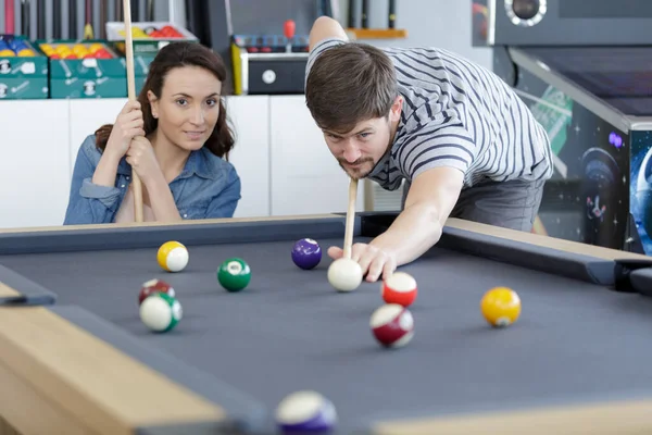 Pareja Están Jugando Billar Pasatiempo Agradable —  Fotos de Stock