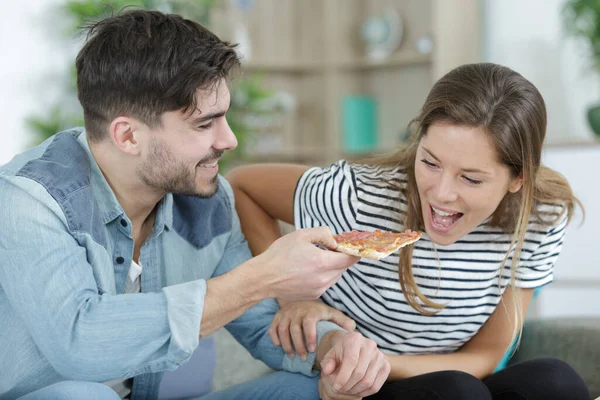 Πεινασμένο Σύγχρονο Νεαρό Ζευγάρι Μοιράζονται Ένα Κομμάτι Πίτσα — Φωτογραφία Αρχείου