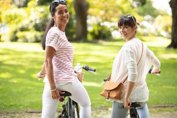 Två Vänner Cyklar Ser Tillbaka Leende — Stockfoto