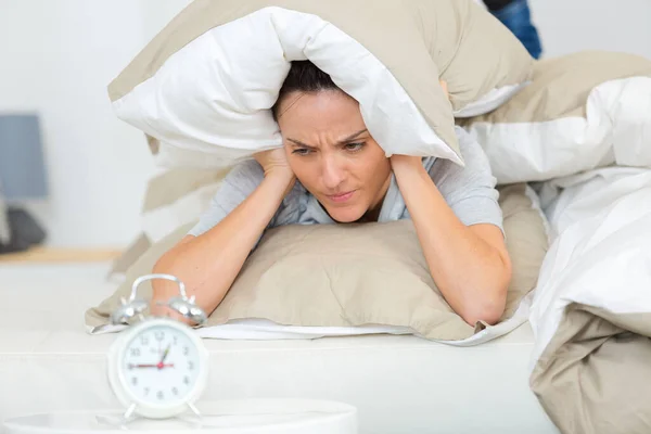 Junge Frau Bedeckt Ihren Kopf Mit Einem Kissen — Stockfoto