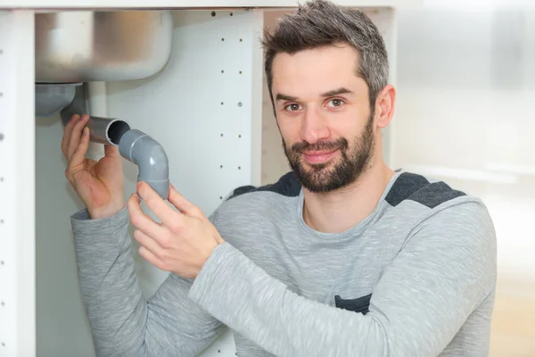 Mannelijke Loodgieter Bevestigingspijp Stalen Spoelbak — Stockfoto