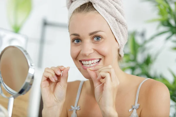 Usmívající Krásná Žena Koupelně Ručník Pomocí Zubní Nit — Stock fotografie