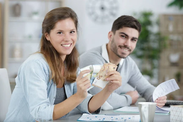 Dos Trabajadores Tienen Dinero — Foto de Stock