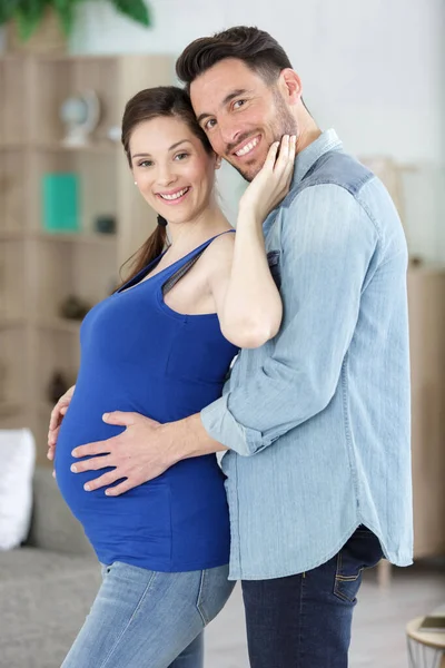 Retrato Casal Expectante Abraçado Juntos — Fotografia de Stock