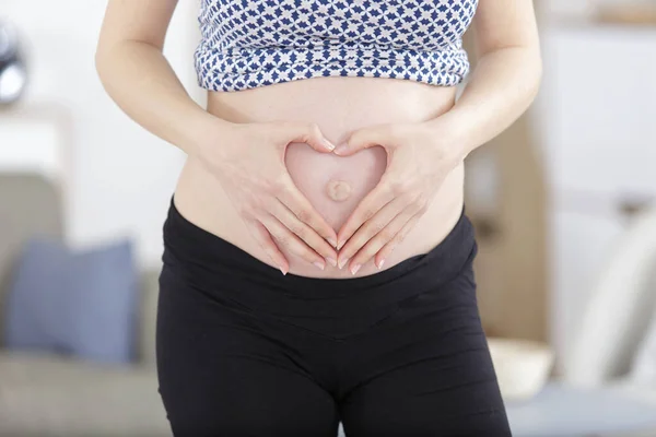 Donna Incinta Che Tiene Mano Cuore Concetto Maternità — Foto Stock