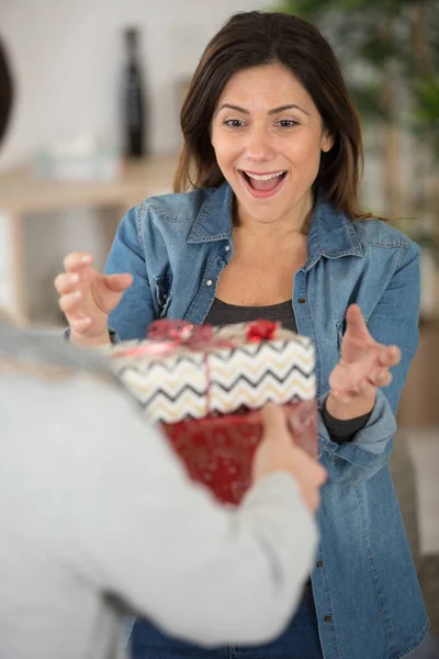 Mann Macht Seiner Freundin Geschenke — Stockfoto