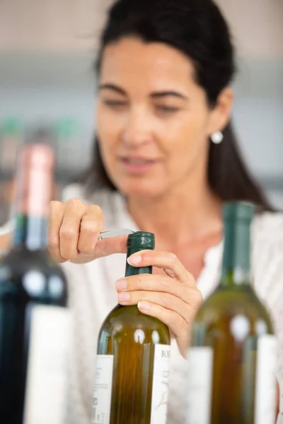 Happy Woman Opens Bottle Wine — Stock Photo, Image