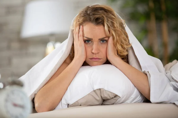 Deprimida Jovem Mulher Sentada Cama Casa — Fotografia de Stock