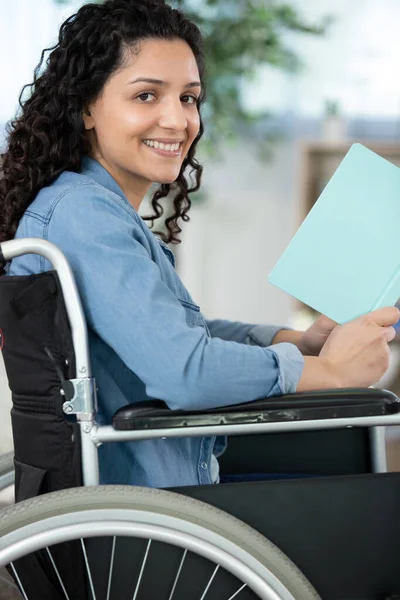 Χαμογελαστή Νεαρή Γυναίκα Αναπηρική Καρέκλα Κοιτάζοντας Την Κάμερα — Φωτογραφία Αρχείου