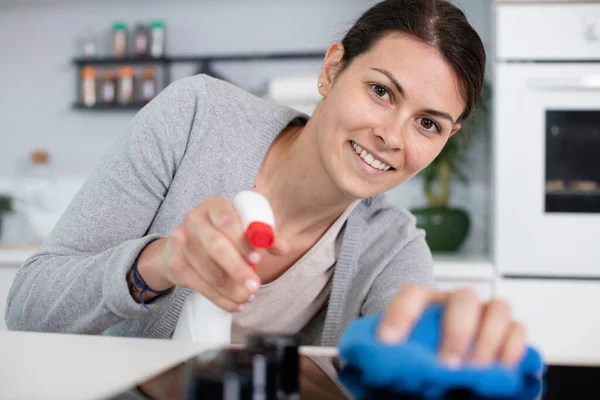 Mulher Limpeza Cozinha Top Com Spray Microfibra — Fotografia de Stock