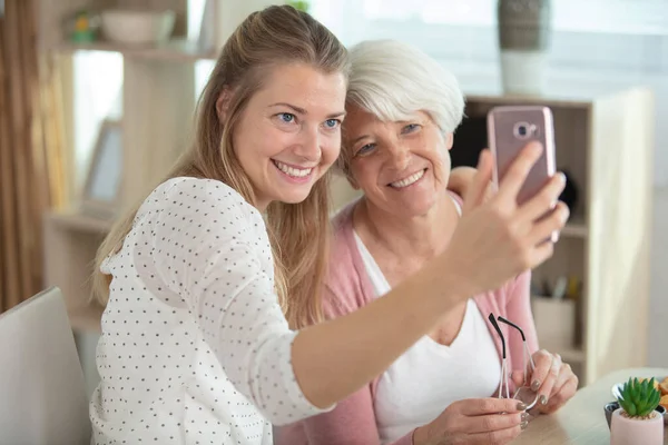 Lycklig Dotter Tar Foto Med Förälder — Stockfoto