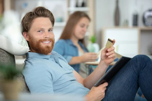 Homem Com Tablet Fazendo Compra Online Com Cartão Crédito — Fotografia de Stock