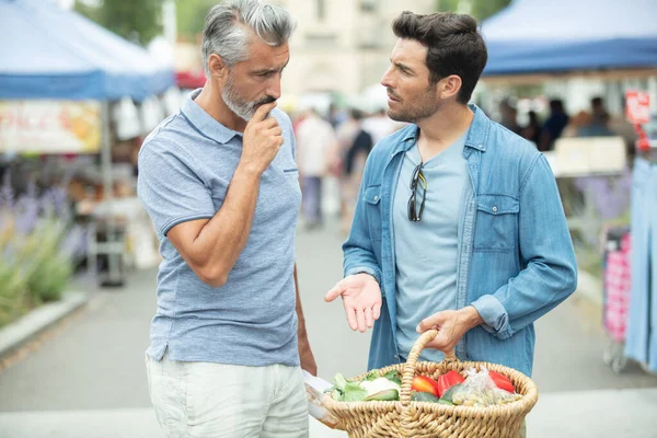 Dois Amigos Mercado Agricultores Procura Mantimentos Orgânicos — Fotografia de Stock