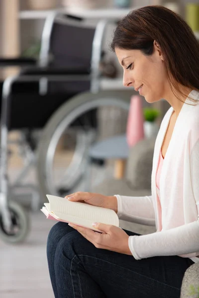 Femme Lisant Avec Fauteuil Roulant Arrière Plan — Photo