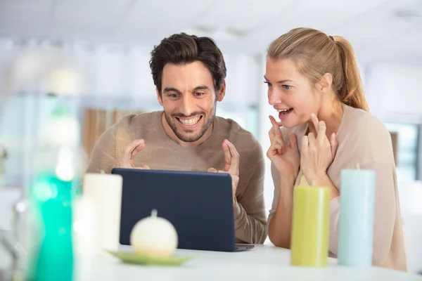 Jonge Paar Gebruiken Laptop Bureau Thuis Denk — Stockfoto