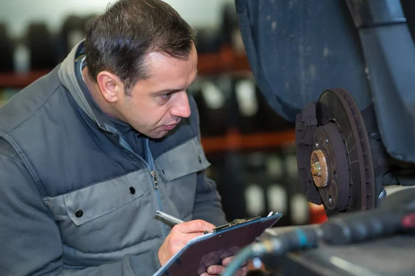 Trabajador Inspección Escribiendo Portapapeles Garaje — Foto de Stock