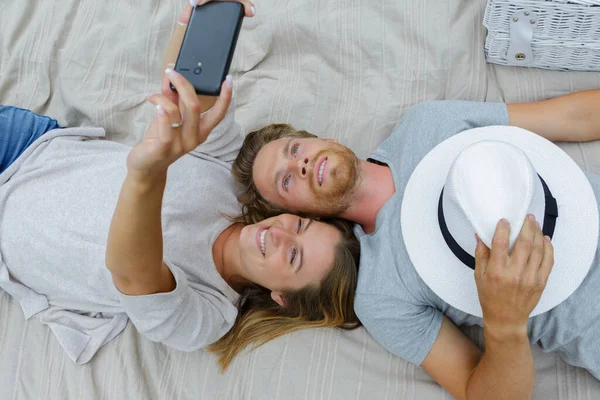 在床上自拍的年轻夫妇 — 图库照片