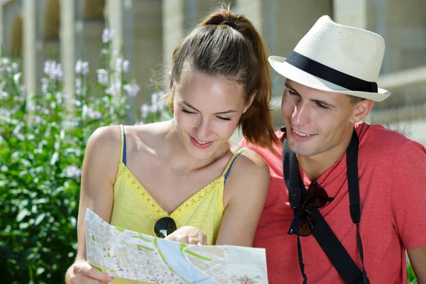 Pareja Joven Mirando Mapa Información Turística —  Fotos de Stock