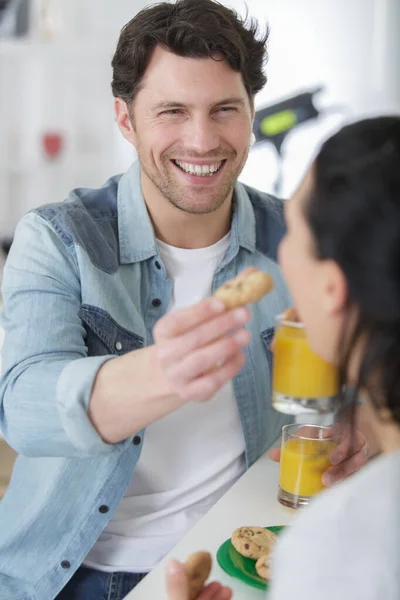 Pareja Feliz Compartiendo Desayuno Cocina Por Mañana — Foto de Stock