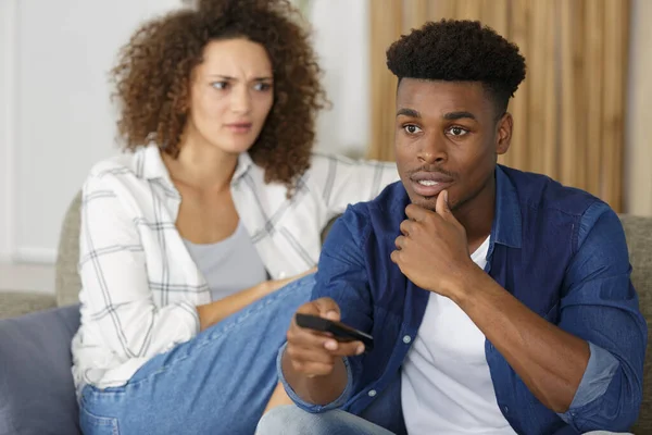 Verärgerte Junge Frau Während Freund Lieber Fernsieht — Stockfoto