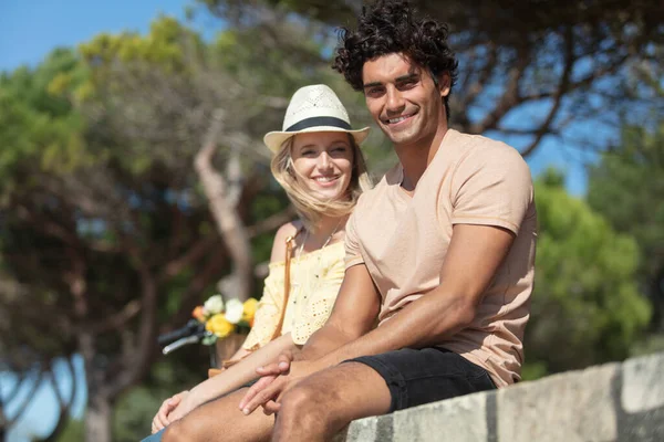 Casal Sorrindo Sentar Parede Pedra Junto Oceano — Fotografia de Stock