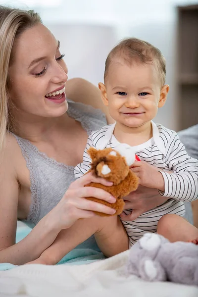 Mother Her Baby Playing Toy — Stock Photo, Image