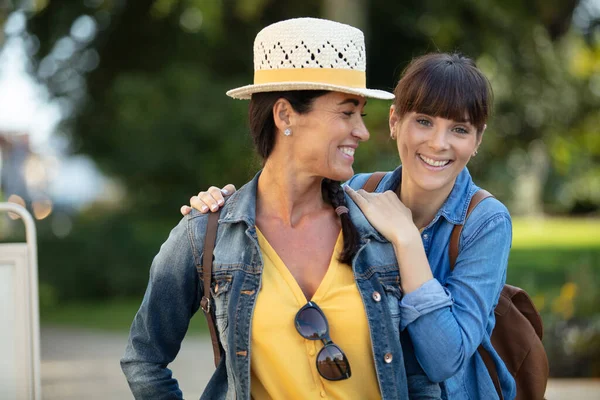 Portret Van Twee Vriendelijke Vrouwen Buiten — Stockfoto