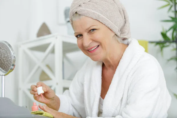 Starsza Kobieta Uśmiechnięta Ręcznikiem Głowie — Zdjęcie stockowe
