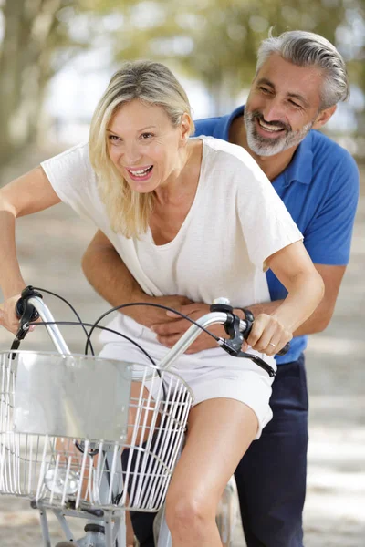 Feliz Pareja Mayor Montando Bicicletas Parque Verano —  Fotos de Stock