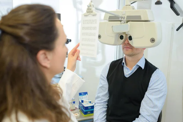 Optometrist Görme Hasta Için Test Yapıyor — Stok fotoğraf