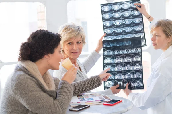 Ärztinnen Betrachten Röntgenbilder Der Pause — Stockfoto