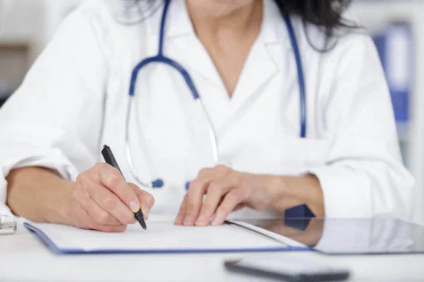 Primer Plano Del Paciente Del Médico Tomando Notas — Foto de Stock