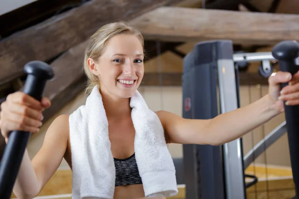 Eine Frau Die Fitnessstudio Trainiert — Stockfoto
