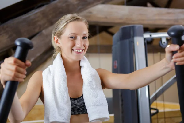 Une Femme Qui Entraîne Gymnase — Photo