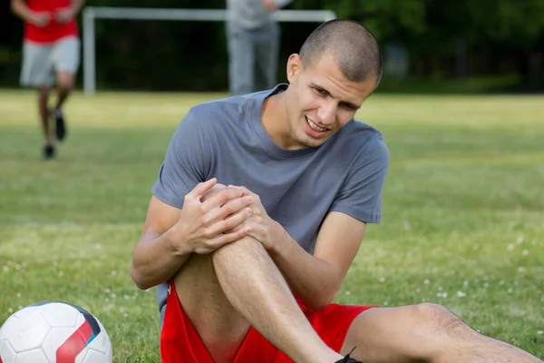 Knieblessure Tijdens Voetbaltraining — Stockfoto