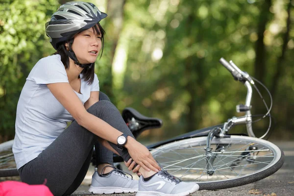 Jovem Mulher Machucar Sua Perna Por Causa Acidente Bicicleta — Fotografia de Stock