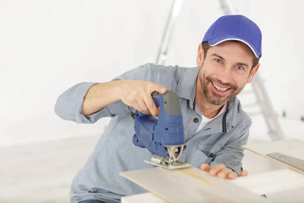 Carpinteiro Masculino Madeira Corte Trabalho — Fotografia de Stock