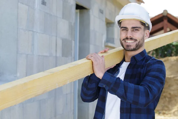 Mann Als Bauarbeiter Der Holz Trägt Und Arbeitet — Stockfoto