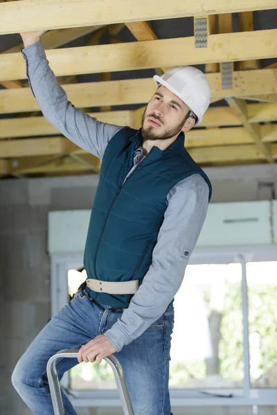 Hombre Una Escalera Supervisando — Foto de Stock