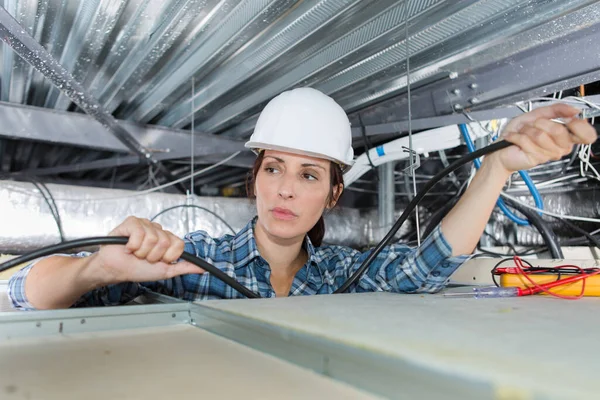 Elektrikerin Befestigt Licht Der Decke — Stockfoto