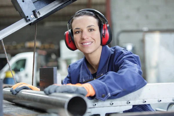 Mulher Que Trabalha Oficina Metal — Fotografia de Stock