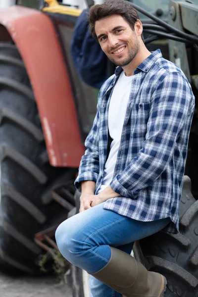 Agricultor Arquivado Examinando Soja Corp — Fotografia de Stock