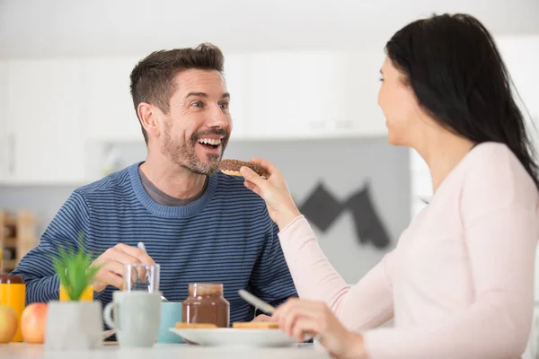 Jonge Gelukkige Paar Samen Ontbijten — Stockfoto