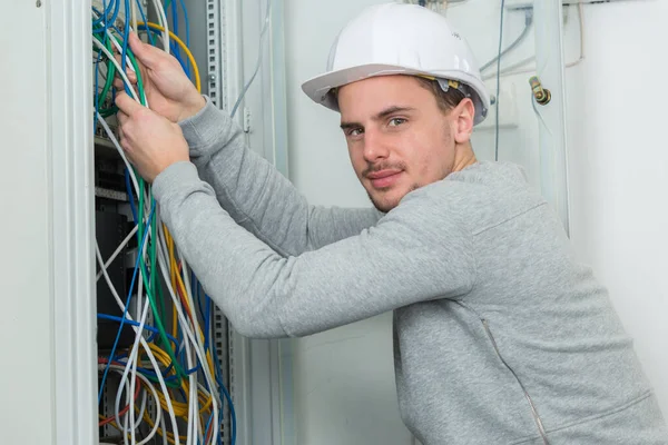 Homem Fixando Fios Emaranhados — Fotografia de Stock